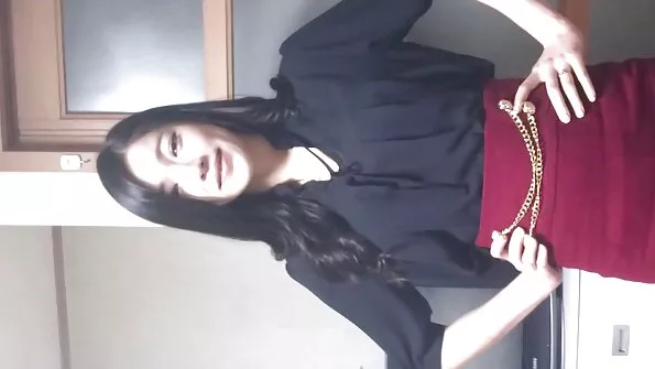Kutt keppis suure rinnaga naist selja tagant kuni vilenini šahnas.