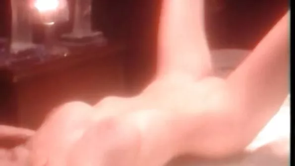 Impulsiivne mustanahaline naine seisis kahe kuke vahel.