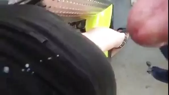 Mustajuukseline poiss keppib terrassil naist kõva riistaga.