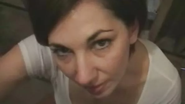 Voodil on roosa dildoga tibud.