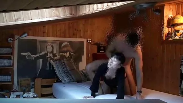 Sõbranna sõrmitseb kiisu sõbrannale lõõgastumiseks.