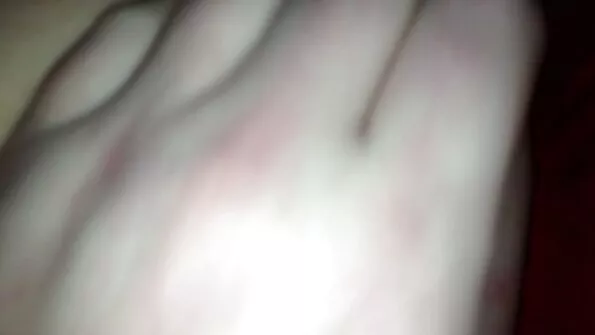 Tüdruk peseb oma kiisu duši all oma poiss-sõbra kaameras.