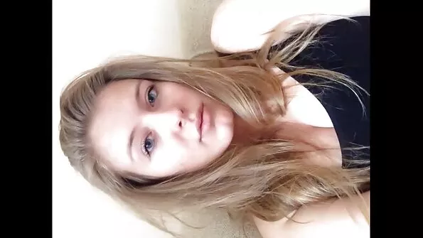 Ta võtab kleidi seljast ja puudutab end siis jalge vahelt.