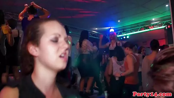Suurte poltidega naljamehed keppisid oma sõbrannat palli peal.