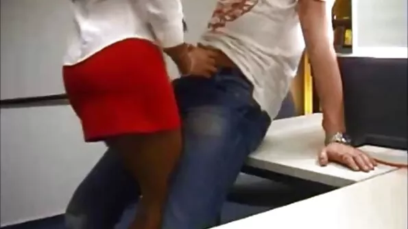 Noored seksisid romantiliselt kauni vaatega hoovis.