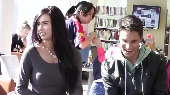 Kunagine enesekindel emane kaotas seksi piljardis.