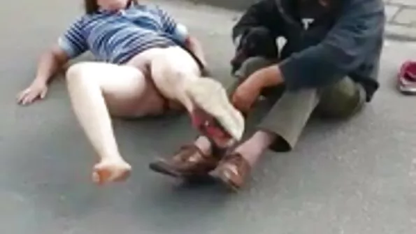 Noor ulakas tüdruk tahab tänaval oma kiisu kaissu võtta.