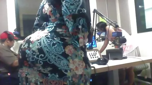 Must mees ja kaks beib naudivad sütitavat seksi.