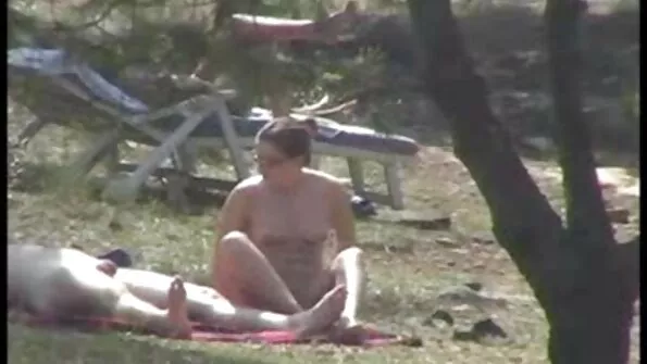 Krapsakas tüüp keppib kodus turisti.