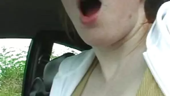 Horny coed väikeste tissid saab perses kõvasti voodis.