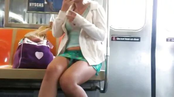Naughty noored tüdrukud võistlevad suhu oskusi.
