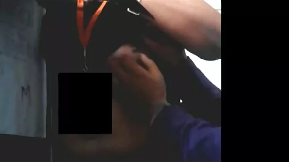 Mehed keppivad koos noort lita, kes on kõigeks valmis.