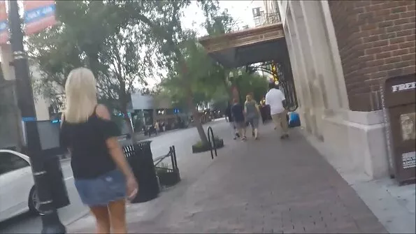 Skinny stud fucks rasva naine kõva peenisega.