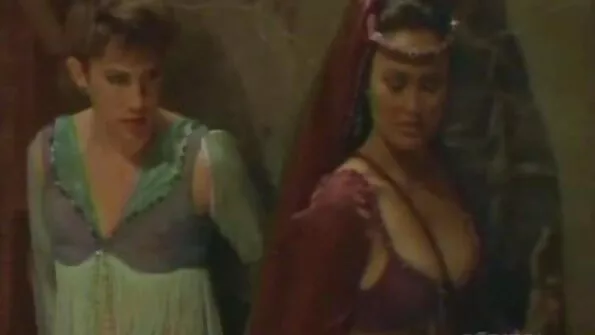 Lesbi pani sõbra kiisule vibraatori.