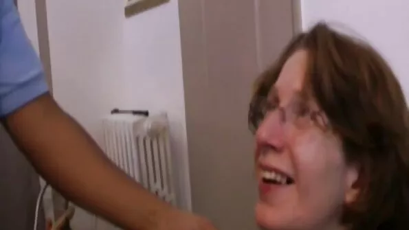Uskumatult seksikas neiu lohutab end vannitoas.