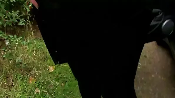Märja sõrmega puudutas daam oma mütsi.