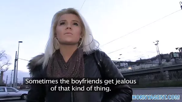 Täiskasvanud ülemeelikud kutid mudistasid grupiseksi lindudega.