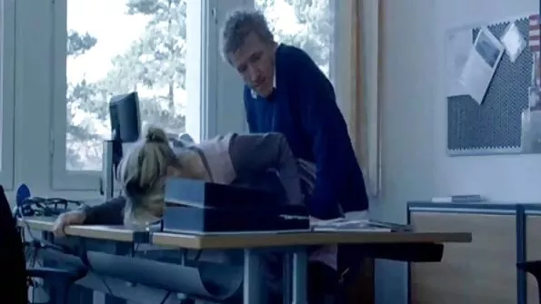 Mees sättis end sisse ja kepsutas tüdrukut rulluiskudel.