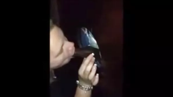 Blond koduperenaine lasi päevitunud remondimehe endale liiga lähedale.