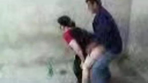 Kirglikud lesbid harrastavad kodus roosat seksi.