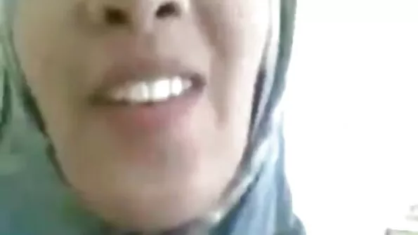 Sweetheart masturbeerib oma vits sõrmedega väga hästi.