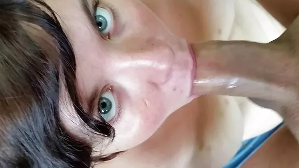 Seksikas tüdruk puudutab ennast enne uni.