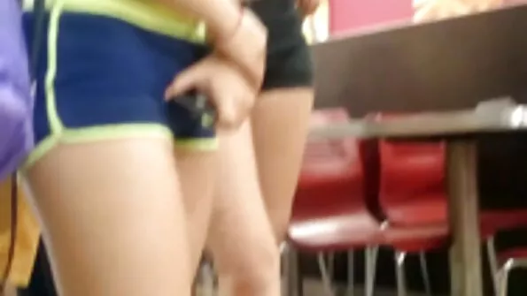 Kõhn tüdruk poseerib alasti kaljul ja sülitab oma raseeritud kiisu.