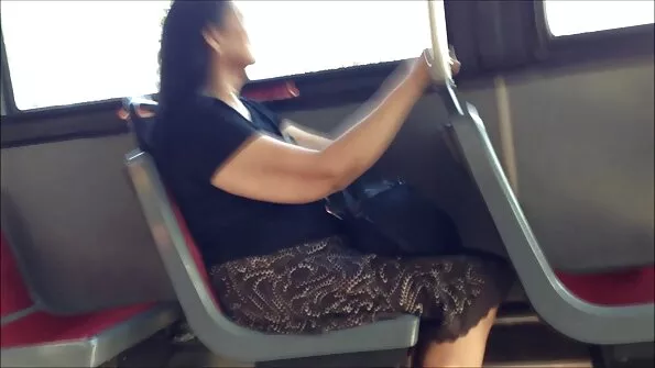 Noored swingerid kepsutavad köögis erinevates asendites.