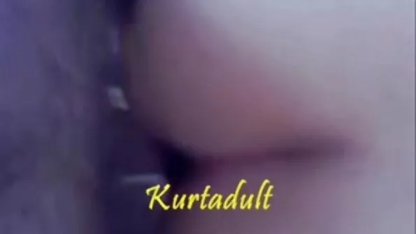 Tüdrukul oli voodil korraga kaks liiget.
