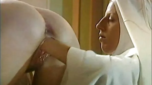 Pika jalaga brünett keerutas oma meest seksi pärast.
