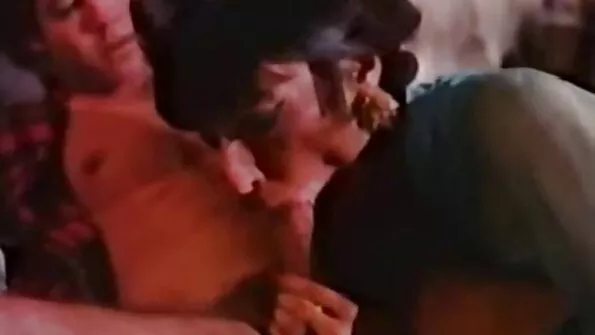 Tätoveeringuga mees levis rinnakas ilu seksiks.