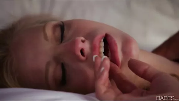 Küllamatud sõbrannad naudivad üksteise kiisudega lõbutsemist.