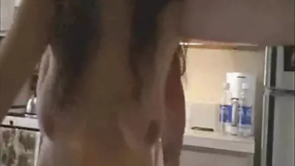 Houras noored korraldasid kollektiivseks seksi basseini ääres.