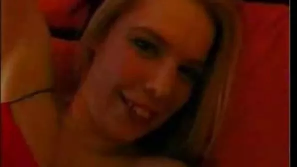 Pump up cavalier fucks kuumade lesbidega voodis.