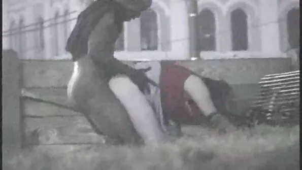 Kaks tüdrukut seksimas meeldivas keskkonnas.